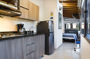 Suíte estúdio empresarial, 1 cama King, banheira de imersão, vista para a montanha | Área de estar | Smart TV