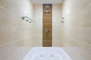 Business Studio Suite, 1 King Bed, Hot Tub, Mountain View | Jetted bathtub - Studios Exito (Medellín)