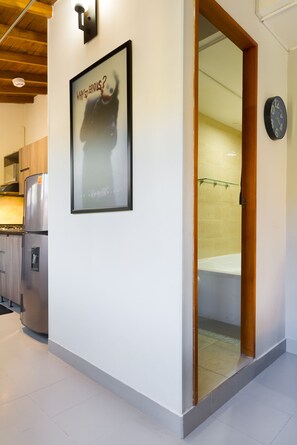 Business Stüdyo Süit, 1 En Büyük (King) Boy Yatak, Sıcak Su Küveti, Dağ Manzaralı | Oturma alanı | Akıllı televizyon 