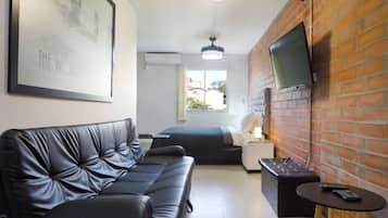 Caja de seguridad en la habitaciĂłn, muebles diferentes y escritorio