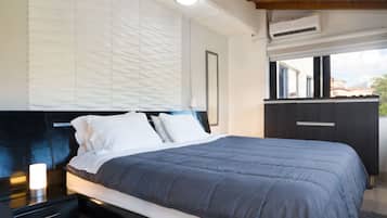 Business Studio Suite, 1 King Bed, Hot Tub, Mountain View