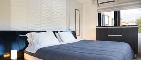 Suite studio Affaires, 1 trĂšs grand lit, baignoire Ă remous, vue sur la montagne | Coffre-fort, ameublement unique, bureau, fer et planche Ă repasser