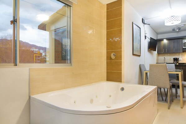 Comfort Apart Daire, 1 Büyük (Queen) Boy Yatak, Sigara İçilmez | Odada kasa, ayrı ayrı döşenmiş, masa, ütü/ütü masası 