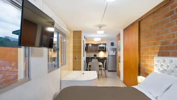 Caja de seguridad en la habitaciĂłn, muebles diferentes y escritorio