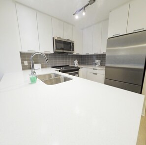 Executive Townhome | Private kitchen | Full-sized fridge, oven, stovetop, dishwasher - Brisk Experiences Vacation Rentals (Mississauga)