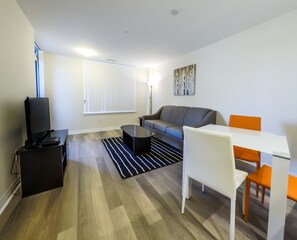 Townhouse Eksekutif | Ruang keluarga | TV layar datar