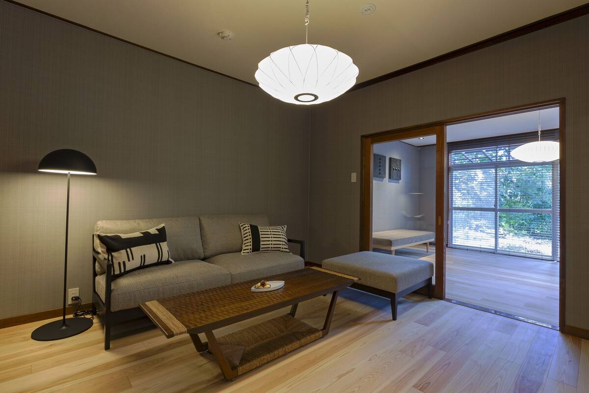 Una sala de estar moderna con un sofá, una mesa de centro y una lámpara de pie.