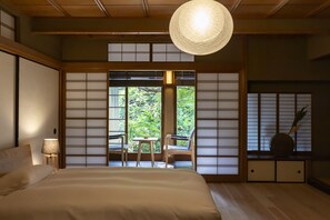 1 غرفة نوم وميني بار وخزنة داخل الغرفة ومكواة/لوح كي