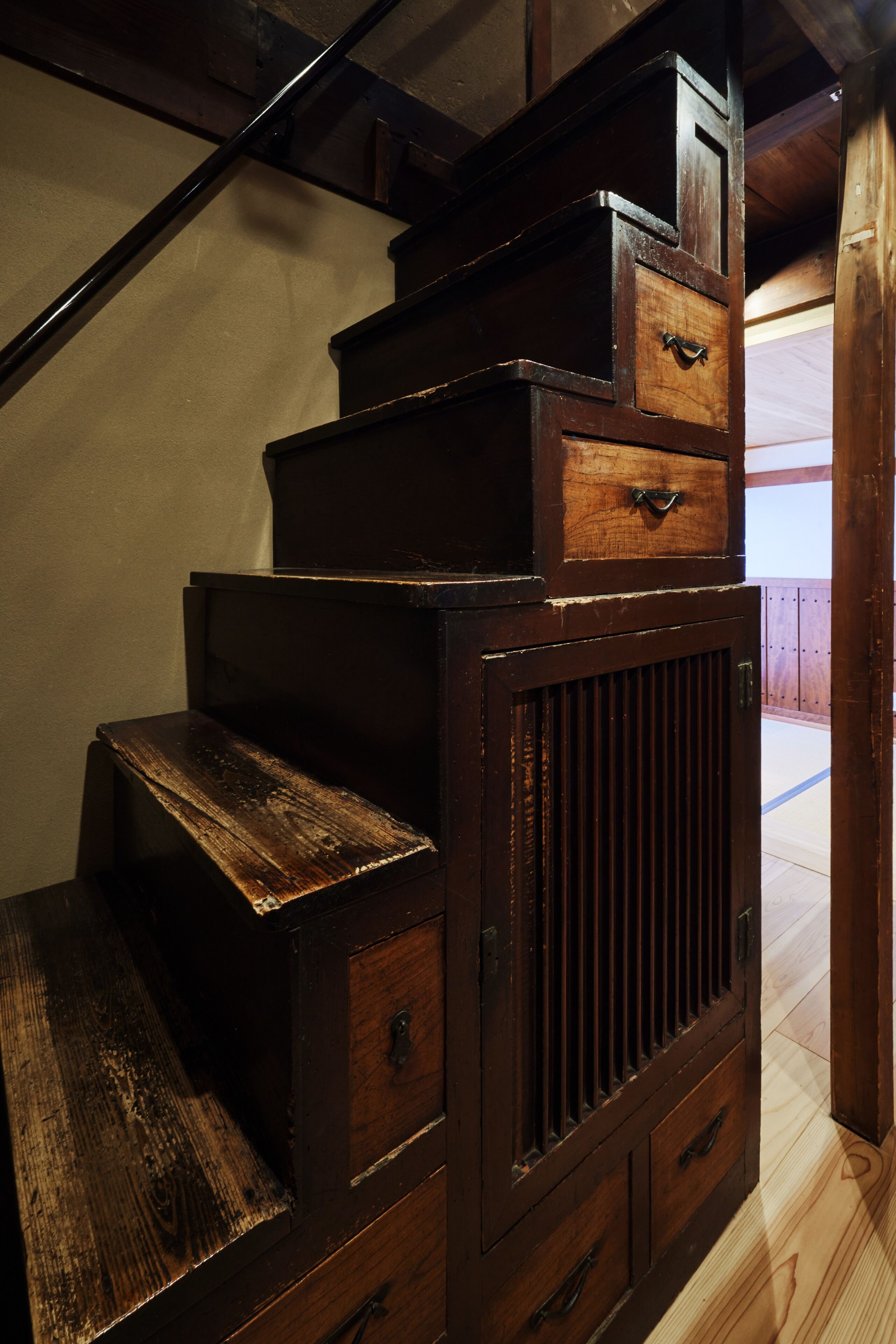 Un escalier en bois doté de tiroirs intégrés et d’un radiateur.