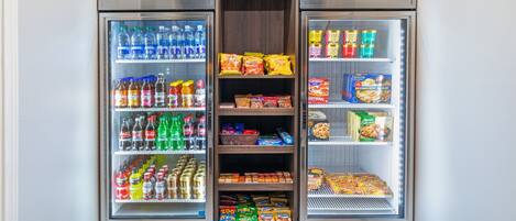 Un distributeur automatique proposant une variété de collations et de boissons.