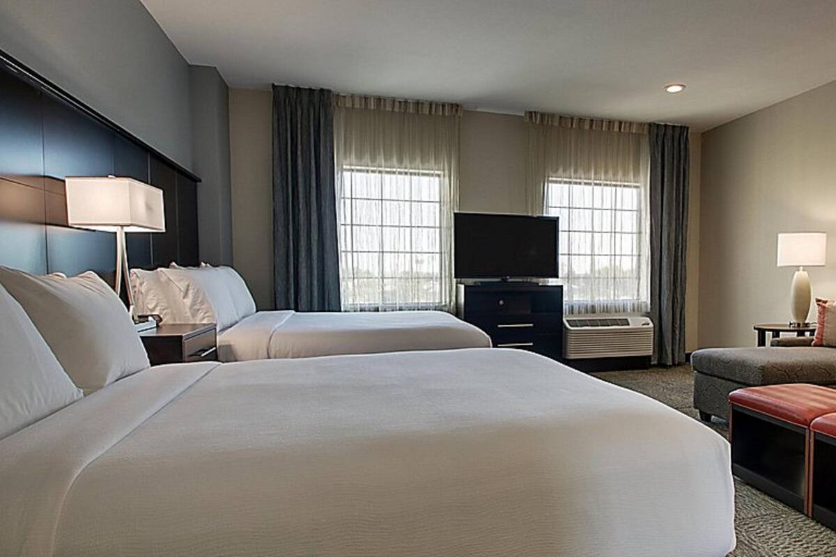 1 bedroom, pillowtop beds, desk, laptop workspace