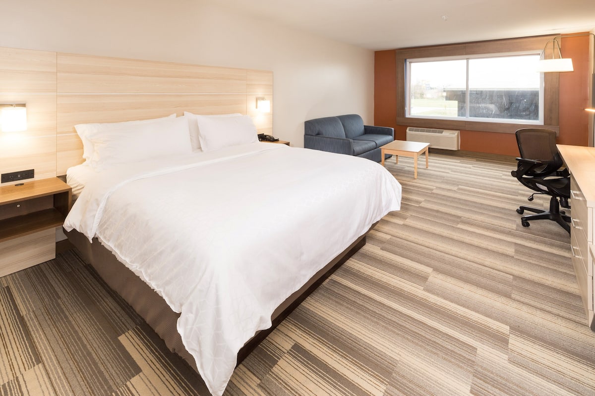 In-room safe, desk, laptop workspace, blackout drapes