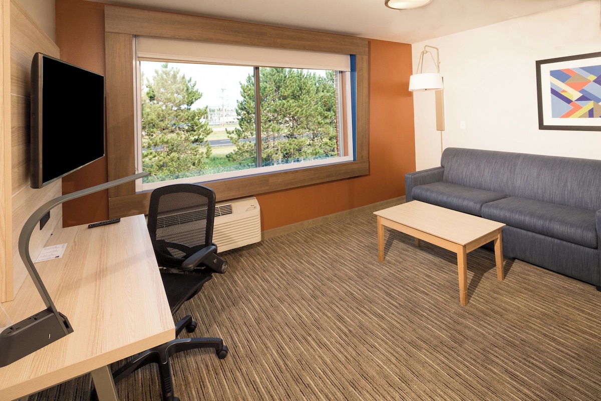 In-room safe, desk, laptop workspace, blackout drapes