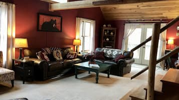 TV connectée, cheminée, lecteur de DVD, baby-foot