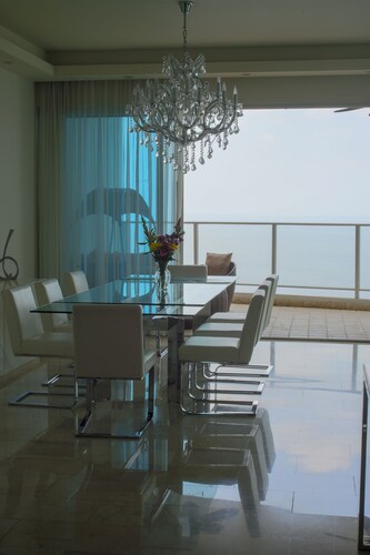 HHH Luxurious 3/3 over 3.000 ft2 Condo in Panama City next to Trump Hotel & Casi