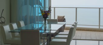 HHH Luxurious 3/3 over 3.000 ft2 Condo in Panama City next to Trump Hotel & Casi