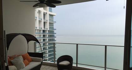 HHH Luxurious 3/3 over 3.000 ft2 Condo in Panama City next to Trump Hotel & Casi