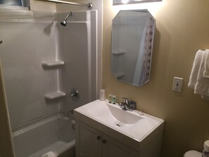 Bathtub, hair dryer, towels - Library Street Cottage - Charming Cottage located in Town, walk to Shops and Restaurants (La Pointe)