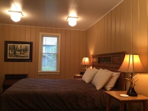 2 bedrooms, iron/ironing board, WiFi, bed sheets - Library Street Cottage - Charming Cottage located in Town, walk to Shops and Restaurants (La Pointe)