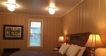 Library Street Cottage - Charming Cottage located in Town, walk to Shops and Restaurants