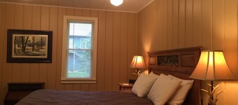 Library Street Cottage - Charming Cottage located in Town, walk to Shops and Restaurants