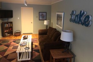 TV - Library Street Cottage - Charming Cottage located in Town, walk to Shops and Restaurants (La Pointe)