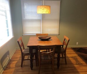 Dining - Library Street Cottage - Charming Cottage located in Town, walk to Shops and Restaurants (La Pointe)