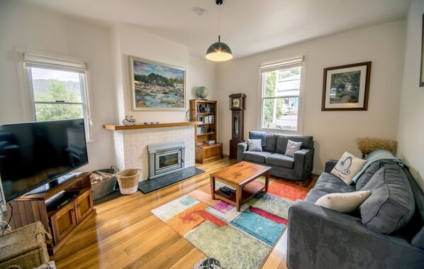 Téléviseur, foyer, lecteur de DVD, livres