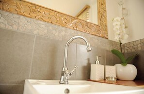 Douche, séchoir à cheveux, serviettes fournies, savon