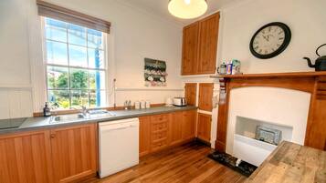 Fridge, microwave, stovetop, dishwasher