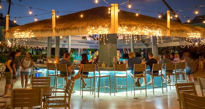 BE WHERE THE CRUISE SHIP CROWDS CAN'T GO! Oceanfront resort on Seven Mile Beach