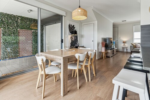 West Croydon Luxury Townhouse 3br 2bth near Cafés, Coles Free Parking close CBD