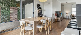 West Croydon Luxury Townhouse 3br 2bth near Cafés, Coles Free Parking close CBD