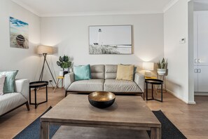 Een smart-tv en een dvd-speler