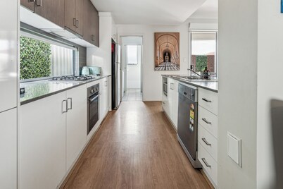 West Croydon Luxury Townhouse 3br 2bth near Cafés, Coles Free Parking close CBD