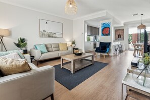 Smart TV, DVD player - 3BR Townhouse Free Parking Near CBD (West Croydon)