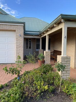 Exterior detail - Dunsborough - bring your pooch - check out our midweek special (quindalup)