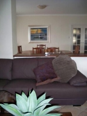 TV, fireplace, DVD player, video library - Dunsborough - bring your pooch - check out our midweek special (quindalup)
