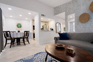 TV, DVD player - Clearwater Beach Area - Bright Unit Heated POOL - Free Parking - Private access (Clearwater)