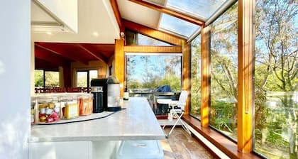 Sublime Cedar Lodge - Cedar Glass Lodge, 5 Bedroom, 2 Bathroom, Spa Bath, Large Group, Accessible