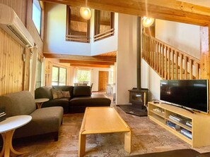 Una Smart TV, una chimenea, Netflix, un reproductor de DVD