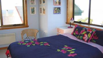 5 bedrooms, desk, iron/ironing board, bed sheets