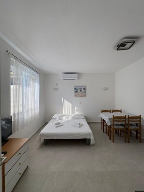 1 bedroom, iron/ironing board, WiFi (free), bed sheets