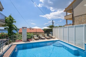 Outdoor pool, a heated pool - A1 - apt w. shared pool & balcony,next to the beach (Trogir)