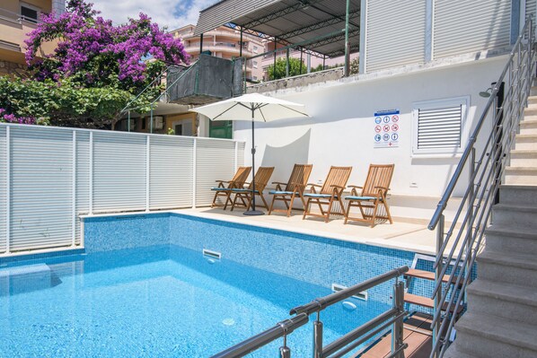 Outdoor pool, a heated pool - A1 - apt w. shared pool & balcony,next to the beach (Trogir)
