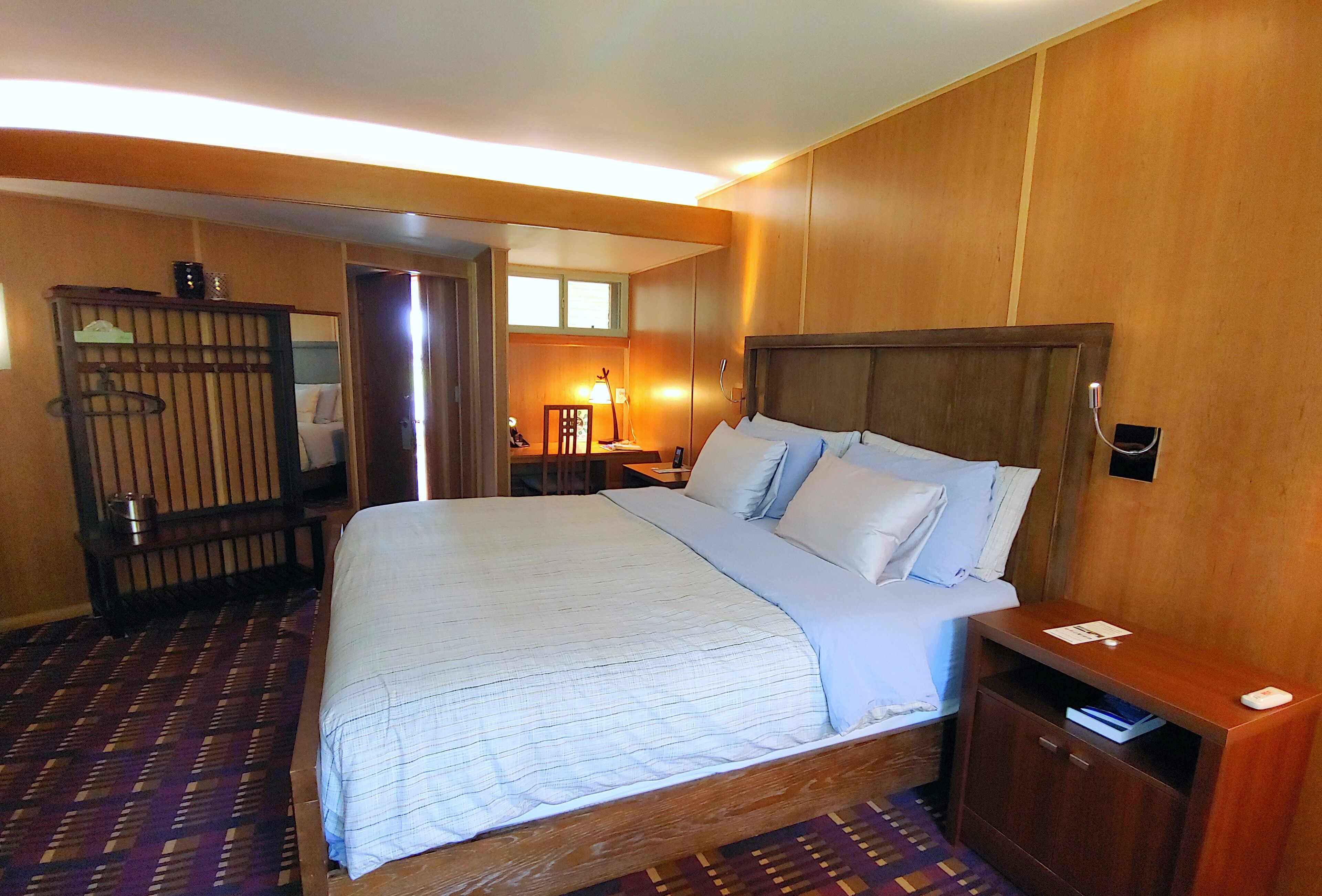 Desk, WiFi, bed sheets