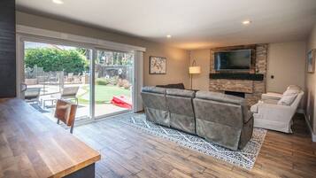 Smart-tv, eldstad, tv-spel och bordsfotboll