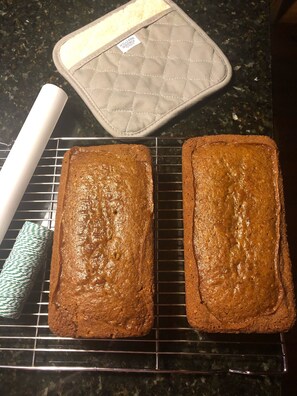 Two loaves of bread on a cooling rack, a rolling pin, and a baking sheet. - Four Seasons Private Suite on Chestnut Ridge in Highlands - Private Club Access (Highlands)