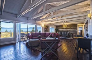 TV connectée, cheminée, jeux vidéo, chaîne hi-fi