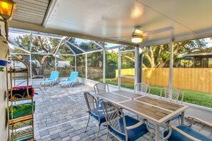 Outdoor dining - Serenity in Blue PERFECT COASTAL OASIS on the TREASURE COAST (Sebastian)